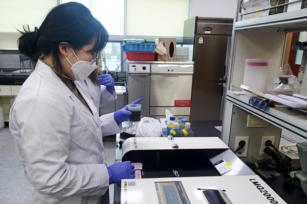 서산시 농업환경분석센터에서 분석원이 퇴비 부숙도를 검사하는 모습