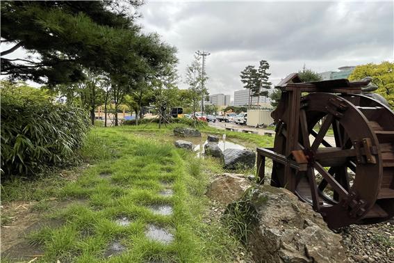 샘머리공원 시설공사 현장(빗물정원, 물레방아 등)