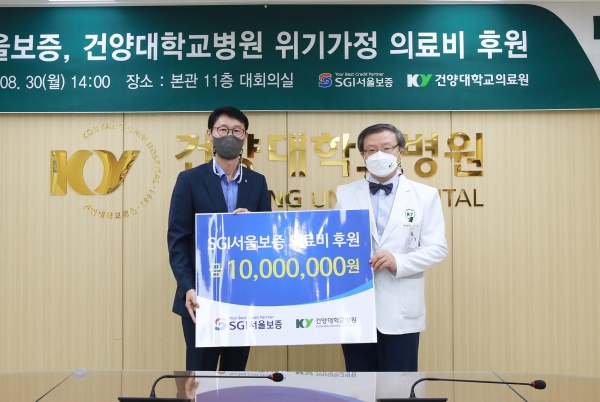 (왼쪽부터)윤웅수 SGI서울보증 중부본부장과 최원준 건양대의료원장이 의료비 후원식을 마치고 기념촬영을 하는 모습