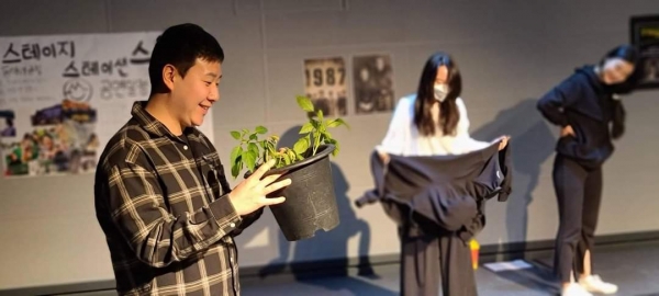 연극 '스테이지 스테이션'의 한 장면.