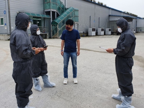 아산시농업기술센터 합동점검반, 충산농장 방역 점검 장면
