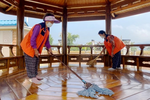 지난 6월 팔봉면 진장1리 경로당에서 경로당도우미 참여자 활동모습
