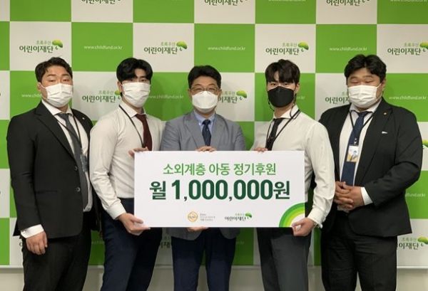 왼쪽부터 무궁컨설팅 김명무 지점장, 송현호 지점장, 초록우산 어린이재단 최승인 대전지역본부장, 무궁컨설팅 송창호 대표,  한재범 지점장