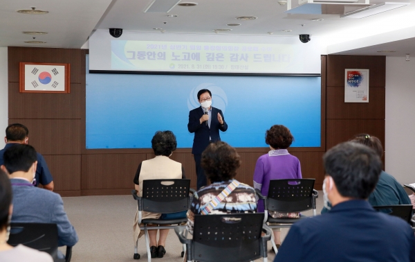 장종태 서구청장은 지난 31일 서구 통장협의회(회장 김영민)로부터 통장의 권익향상에 기여한 공으로 감사패를 받았다.