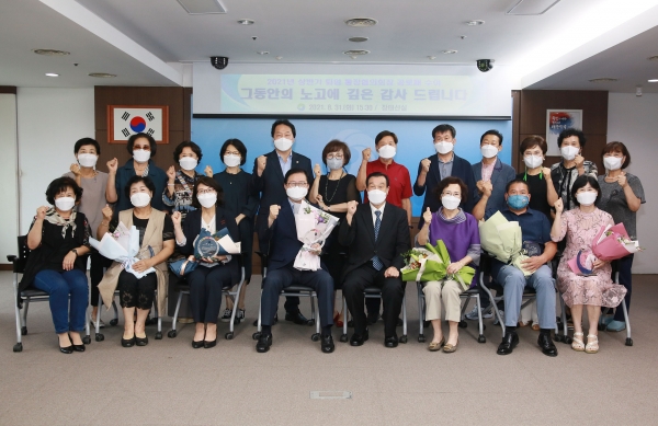 장종태 서구청장은 지난 31일 서구 통장협의회(회장 김영민)로부터 통장의 권익향상에 기여한 공으로 감사패를 받았다.