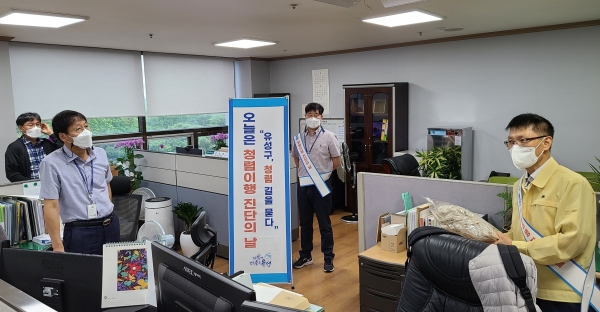 1일 유성구 양기영 감사실장이 청렴이행진단의 날을 맞이해 전 부서를 직접 방문하며 직원들을 대상으로 청렴 실천 사항을 홍보하고 있다.