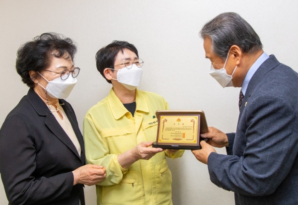 대한 전몰군경 유족회․미망인회, 박정현 대덕구청장에 감사패 전달식 모습