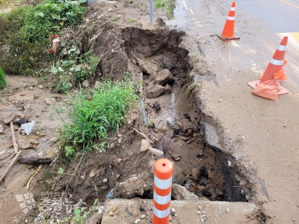 전동면사무소 앞 도로 노견 유실