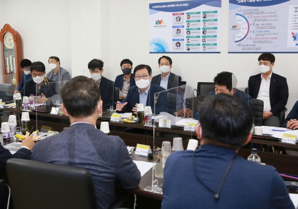 장종태 서구청장은 1일 (사)대덕이노폴리스벤처협회를 방문하여 김병순 회장 등 협회 임원진과 간담회 개최 모습