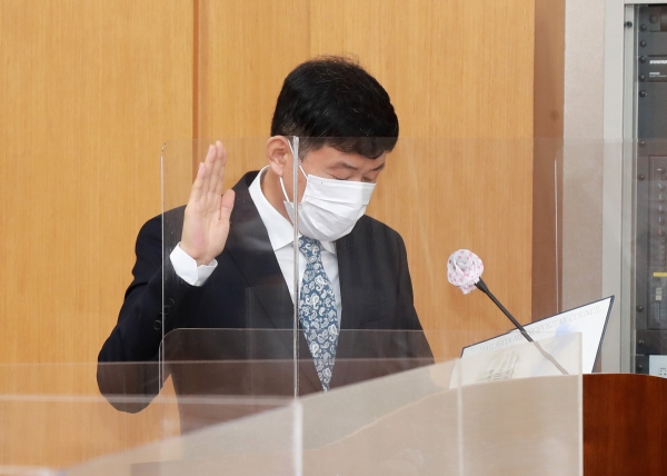 임재남 대전시설관리공단 이사장 임용후보자가 지난 31일 열린 인사청문 간담회에서 선서를 하고 있다.