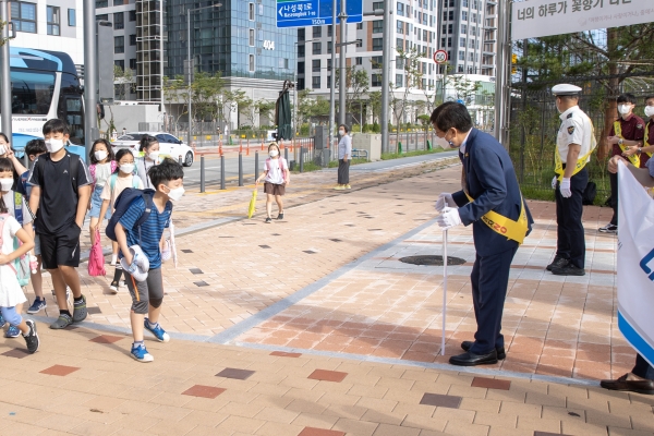 2일, 최교진 교육감이 나성유초중학교 정문에서 유관기관과 함께 교통안전 캠페인을 펼치고 있다.