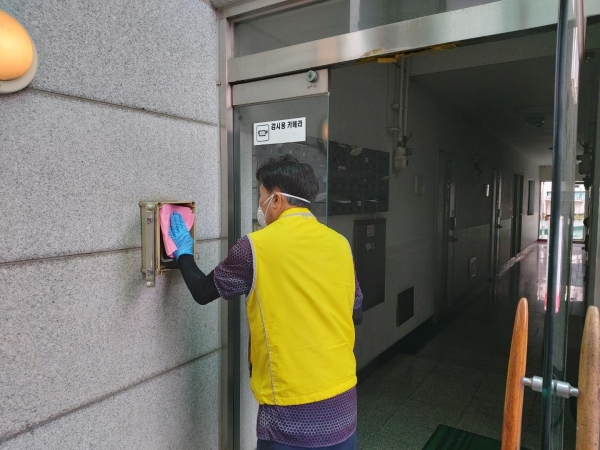 천안시 관계자가 현장 소독을 하고 있다.