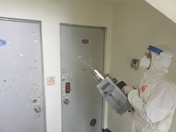 천안시 관계자가 현장 소독을 하고 있다.