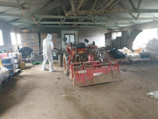 천안시 관계자가 현장 소독을 하고 있다.