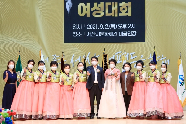 맹정호 서산시장이 지난 2일 서산시문화회관에서 열린 제24회 서산시 여성대회에서 서산시여성단체협의회원들과 단체사진 찍는 모습