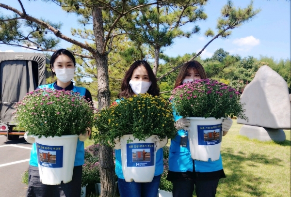 심훈 추모제 준비를 위해 필경사 방문 봉사 모습