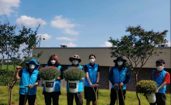 심훈 추모제 준비를 위해 필경사 방문 봉사 모습