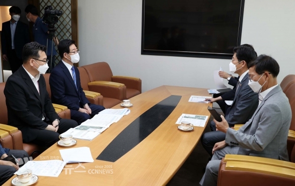 양승조 충남지사가 지연 현안에 대한 조속한 추진을 위해 노형욱 국토교통부 장관과 면담하고 있다.(사진=충남도)