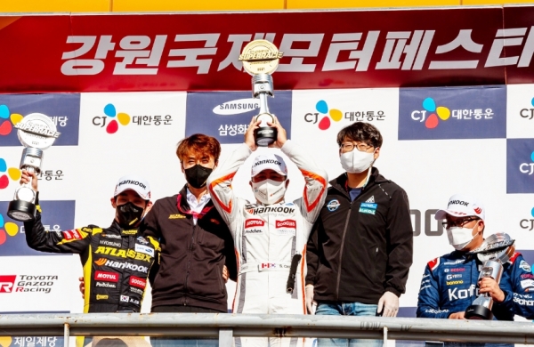 CJ슈퍼레이스 최상위 슈퍼 6000 클래스에서 한국타이어 장착 조항우 선수 1위 (시상식 모습)