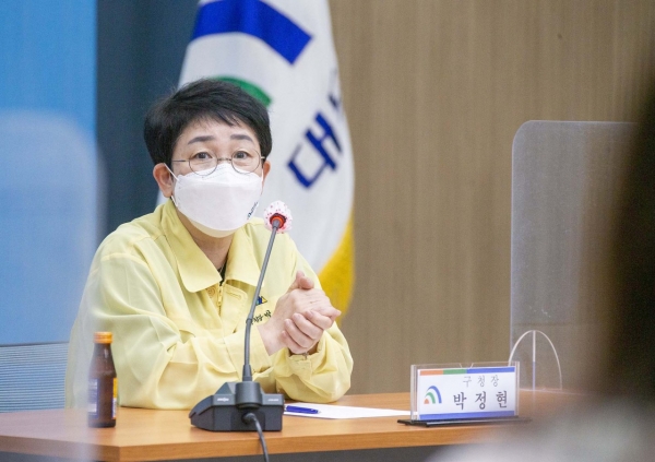 박정현 대덕구청장이 사회복지시설장들의 애로사항을 청취하며 명절 방역대책에 대해 논의하고 있다