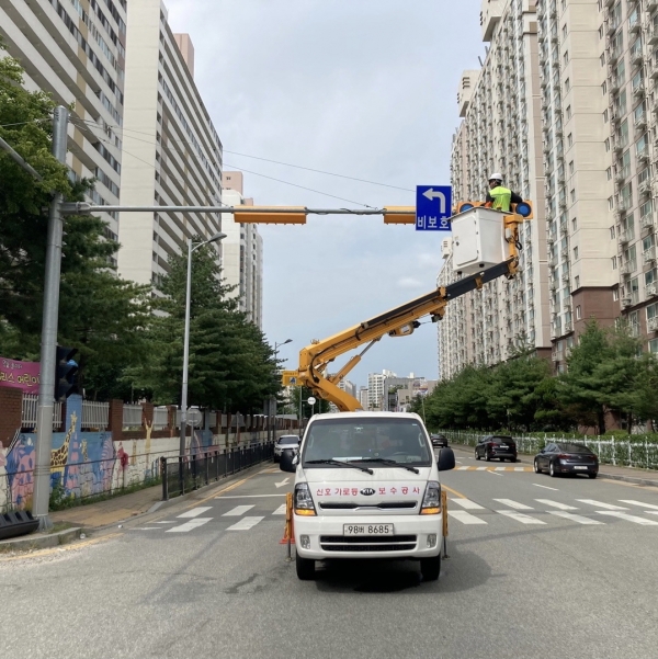 교통안전시설(교통신호기, 교통안전표지판) 정비 장면