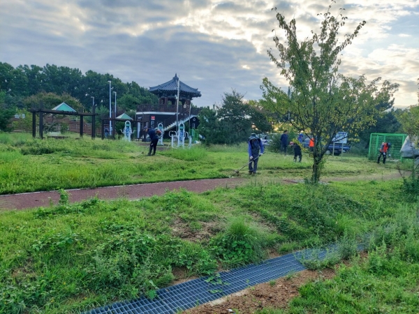 갈매배수지 시민공원 제초작업 장면