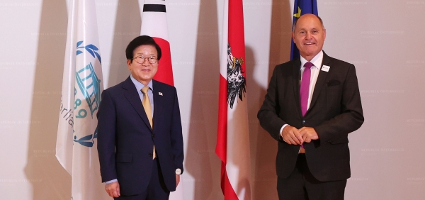 박병석 국회의장은 6일(현지시간) 오스트리아 의회도서관에서 볼프강 소보트카 오스트리아 하원의장을 만났다.