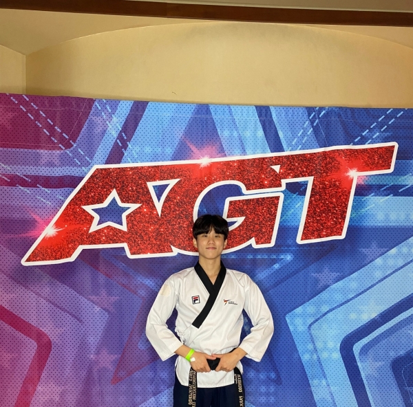 백석대 태권도전공 박현수 씨의 아메리카 닷 탤런트 로고 앞 개인 사진.