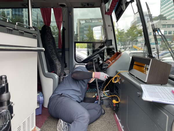 조달청 혁신시제품 시범사용 기관으로 선정되어, 무상으로 관용 자동차에 매연·미세먼지 저감장치 부착 모습