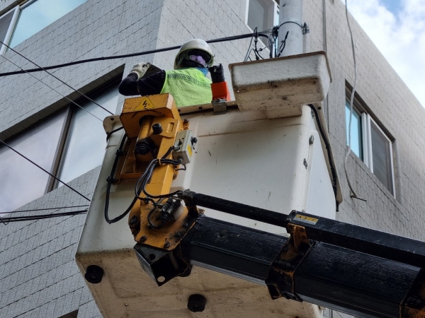 보안등 설치 장면