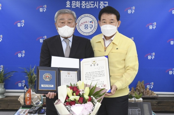 지난 7일 중구청장 집무실에서 열린 故조한영 참전용사의 유족 조규상씨(중구 태평동)에게 참전유공자 무공훈장(무성화랑 무공훈장)을 전수