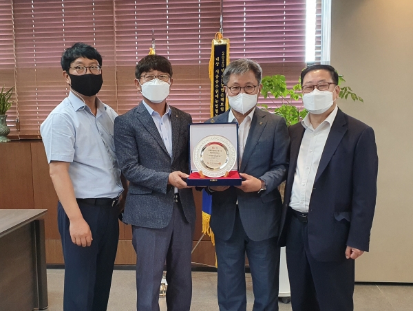 길정섭 충남세종농협 본부장(왼쪽 세번째)이 박승문 세종공주원예농협 조합장(왼쪽 두번째)에게 부패방지경영시스템 ISO 37001 인증패 전달 모습