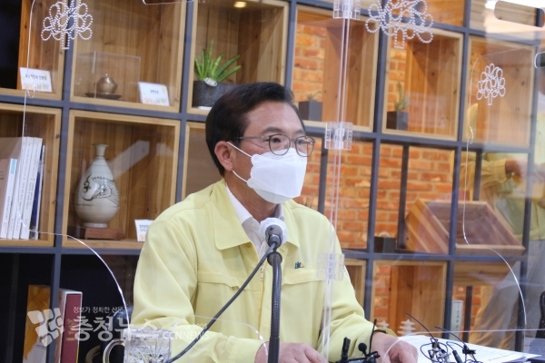 김석필 충남도 저출산보건복지실장이 코로나19 관련 기자간담회를 하고 있다.