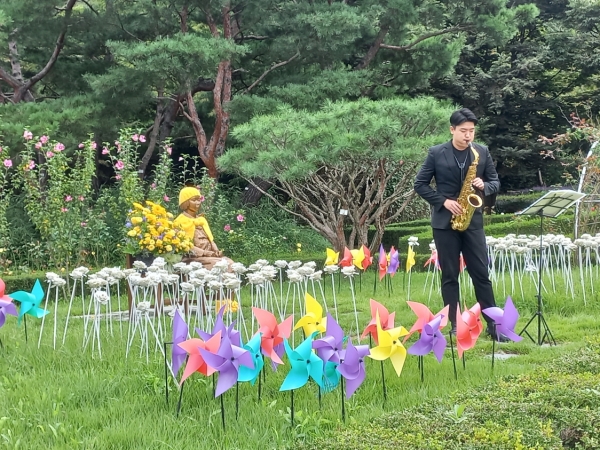 평화의 소녀상 건립 5주년 기념행사 색소폰 헌정곡 연주 장면