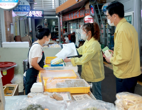 지난 8일 태안읍 서부시장에서 진행된 감염 확산방지 현장지도 모습.