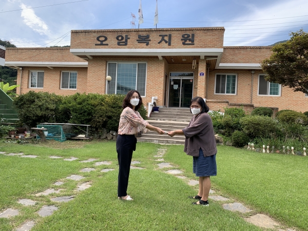 9일, 세종시교육청 직원이 사회복지시설을 방문해 위문품을 전달하고 있다.