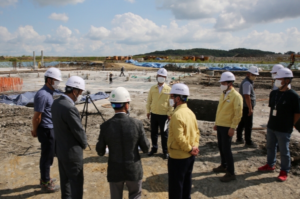 서천군 신청사 기초보강 공사현장을 찾은 노박래 군수 모습