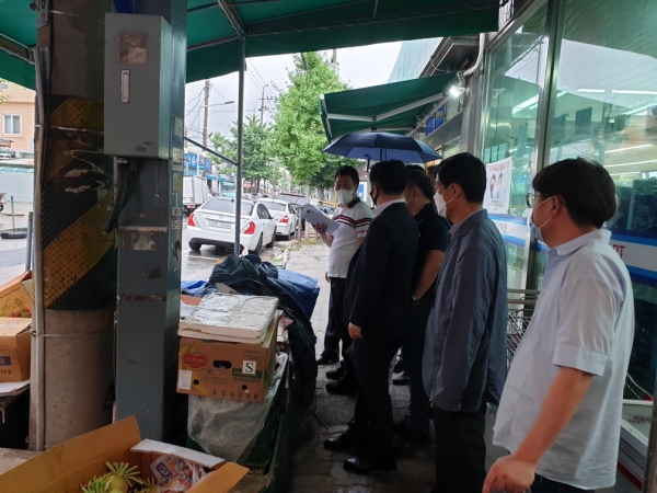 추석 대비 전통시장 시설물 안전점검 중인 중구청 공무원