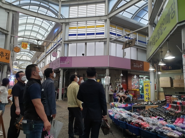 추석 대비 전통시장 시설물 안전점검 중인 중구청 공무원