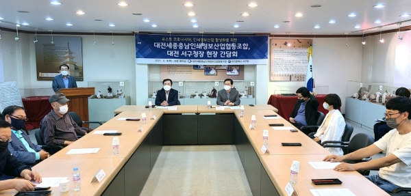 인쇄정보산업인 간담회를 개최하고 있는 장종태 구청장