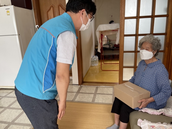 공사 임직원 봉사 동아리인 ‘물사랑나눔단’ 직원이 홀몸어르신 가정에 방문하여 식료품 및 방역 물품으로 구성된 ‘코로나19 극복 키트’ 전달 모습