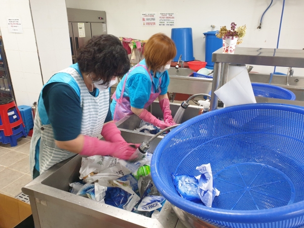 자원봉사자들이 아이스팩 세척 중인 사진
