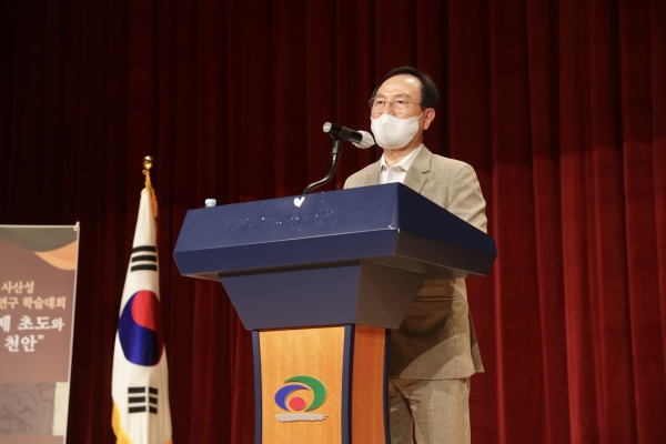 백제초도와 천안 학술대회에서 박상돈 시장 개회사 모습