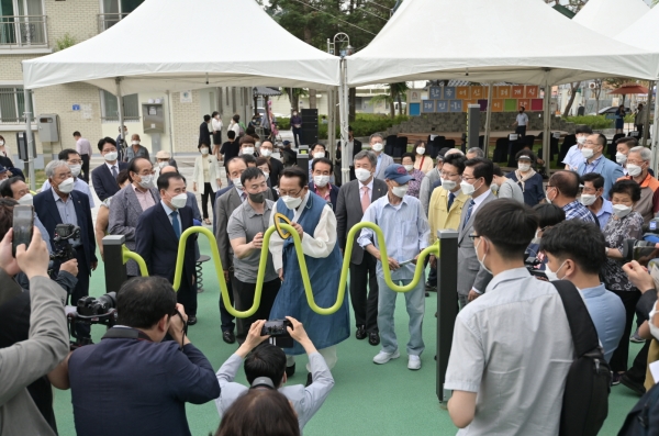 지난 6월 전국 최초로 조성한 ‘어르신 놀이터’ 개장 모습