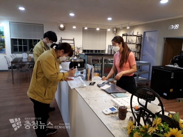 예산군이 방역수칙 준수사항을 점검하고 있다.(사진=예산군 제공)