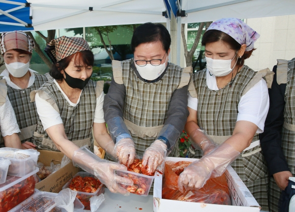 지난 10일 서구청 광장에서 협의회 회원 15명과 함께 ‘추석맞이 건강반찬 나눔 행사’ 개최 모습