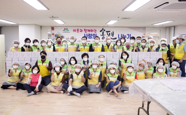 지난 10일 구청 다목적실에서 민족 고유의 명절인 추석을 맞아 어려운 이웃과 함께하는 ‘사랑의 송편 나눔’ 행사 추진