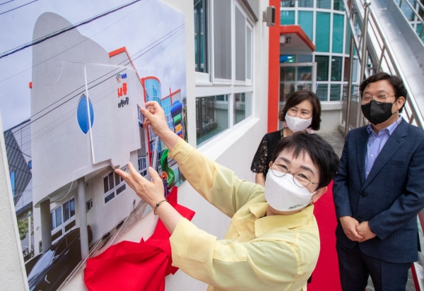 박정현 대덕구청장이 새뜸어린이집을 방문해 사업현장을 점검하고 있다