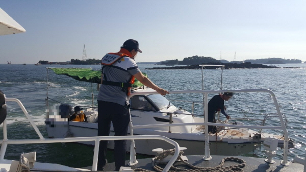 표류선박 구조작업중인 보령해경