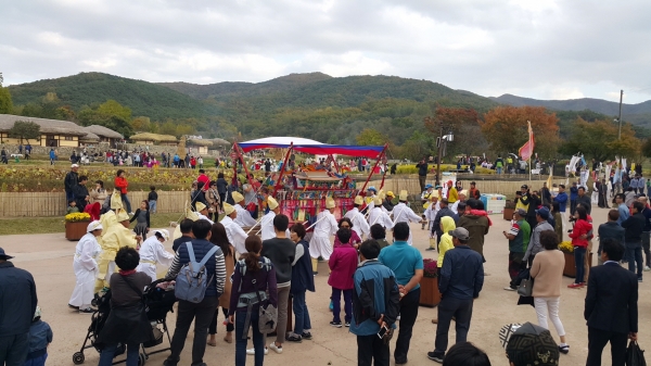 짚풀문화제 행사 장면(상여행렬)